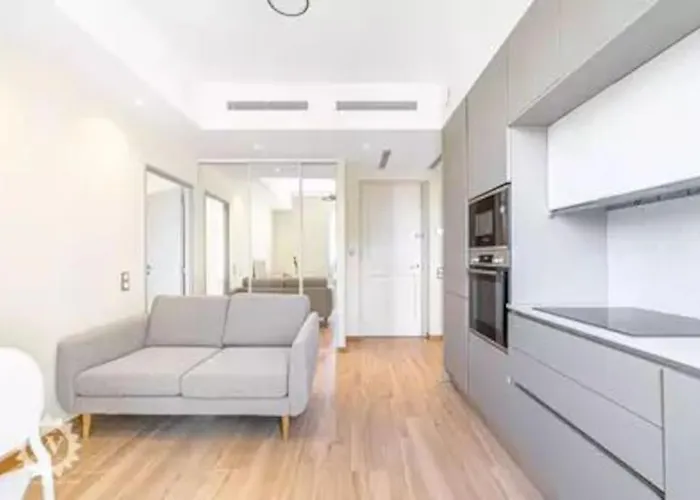 Bright, Newly Renovated Apartment