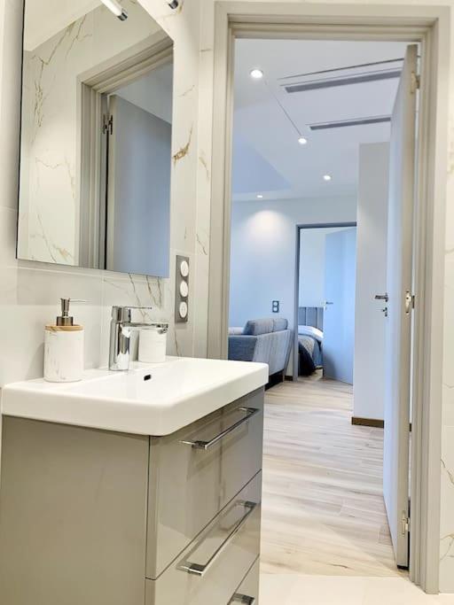 Bright, Newly Renovated * Nizza