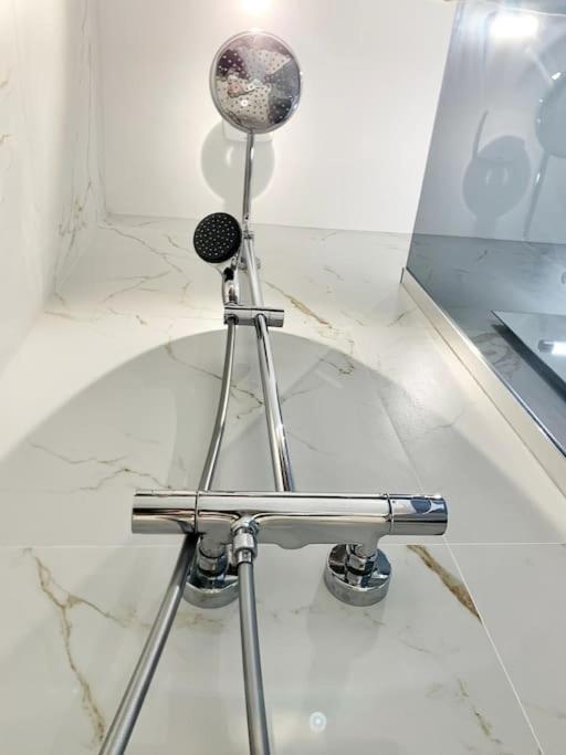 Bright, Newly Renovated Appartamento Nizza