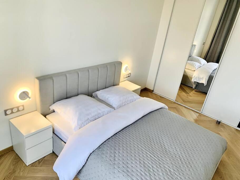 Bright, Newly Renovated * Nizza
